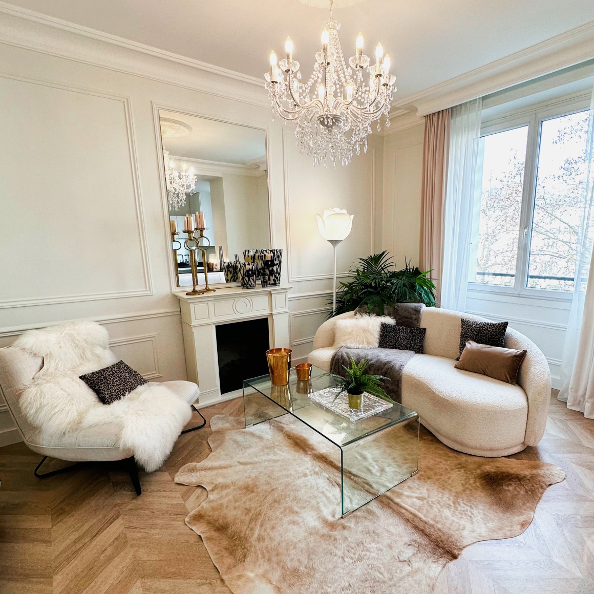 Photo de l'intérieur d'une maison réagencée par Arche Créa sur des ton bruns, beiges, blanc.