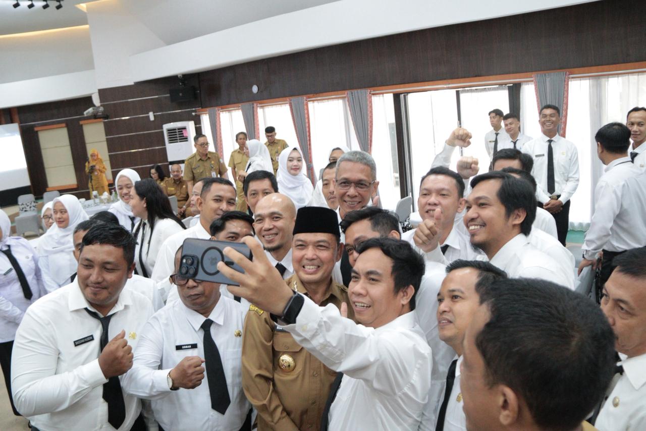 Gede Ngurah Oka Perdana melakukan kegiatan coding