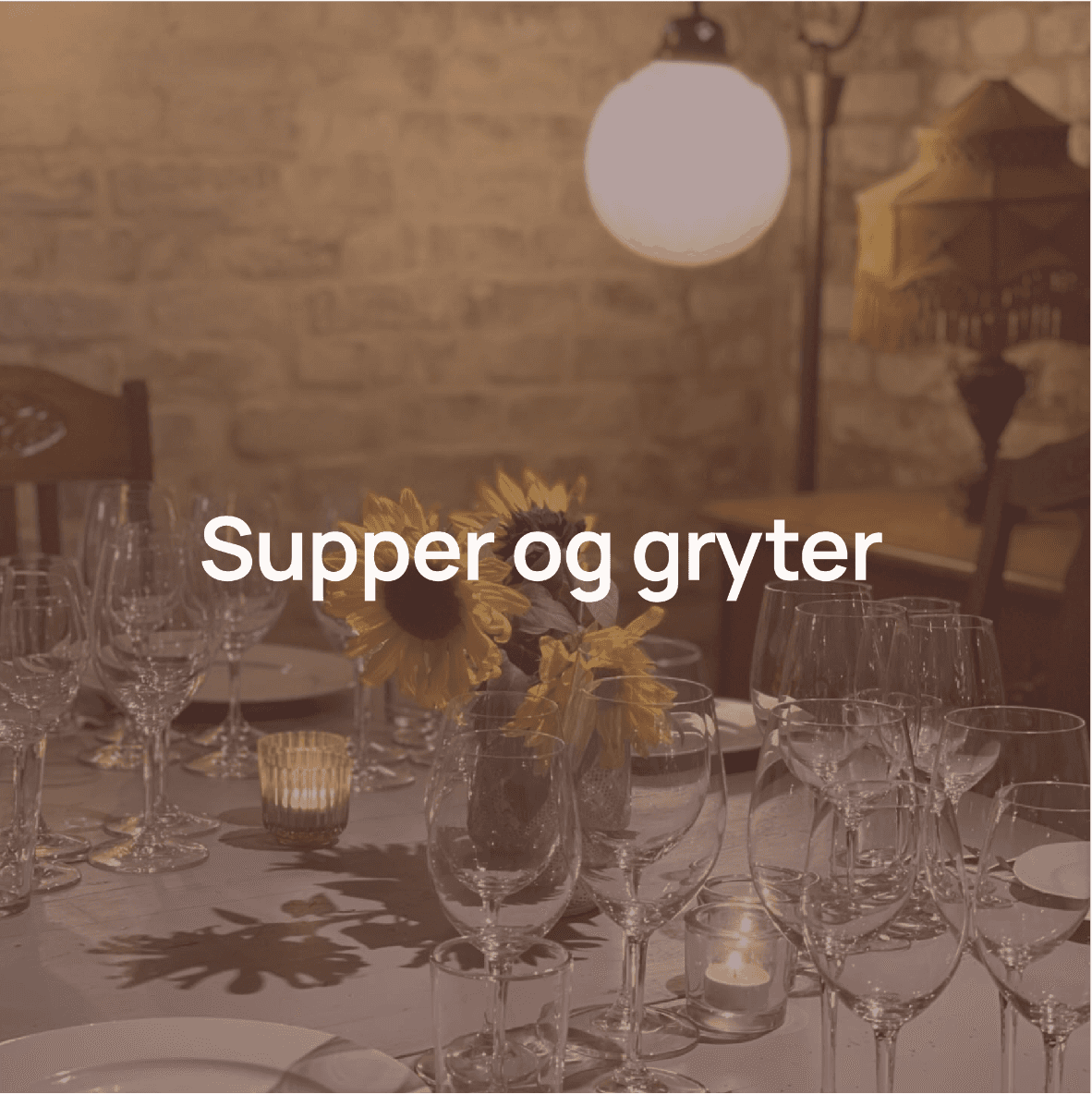 Ferdig dekket bord klar for servering med overlay "supper og gryter"
