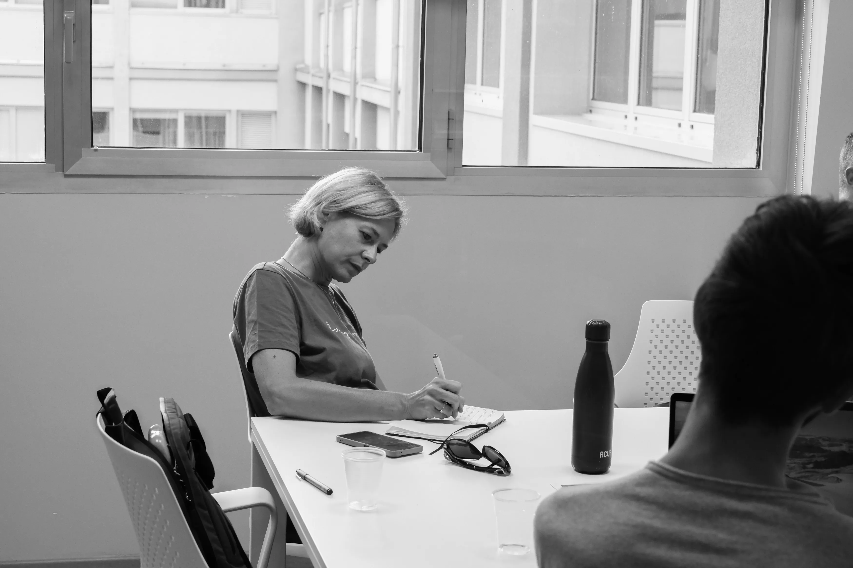 persona prende appunti seduta in ufficio