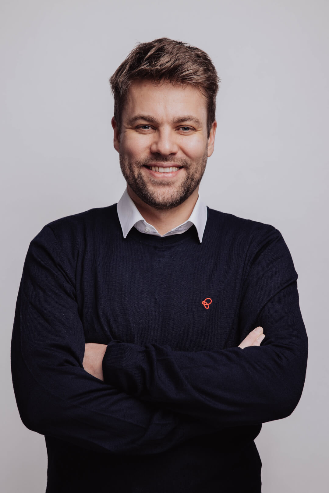 Professionelle Business- & Corporate-Fotografie: Authentische Arbeitsszene zweier Kollegen am Schreibtisch, inszeniert als dynamischer Moment mit natürlichem Licht und Fokus auf Teamwork.