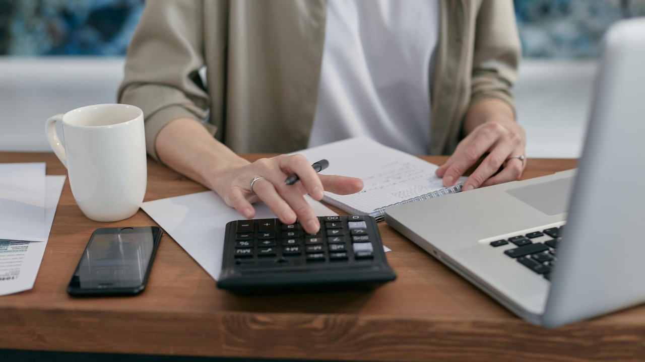 Homme utilisant une calculatrice