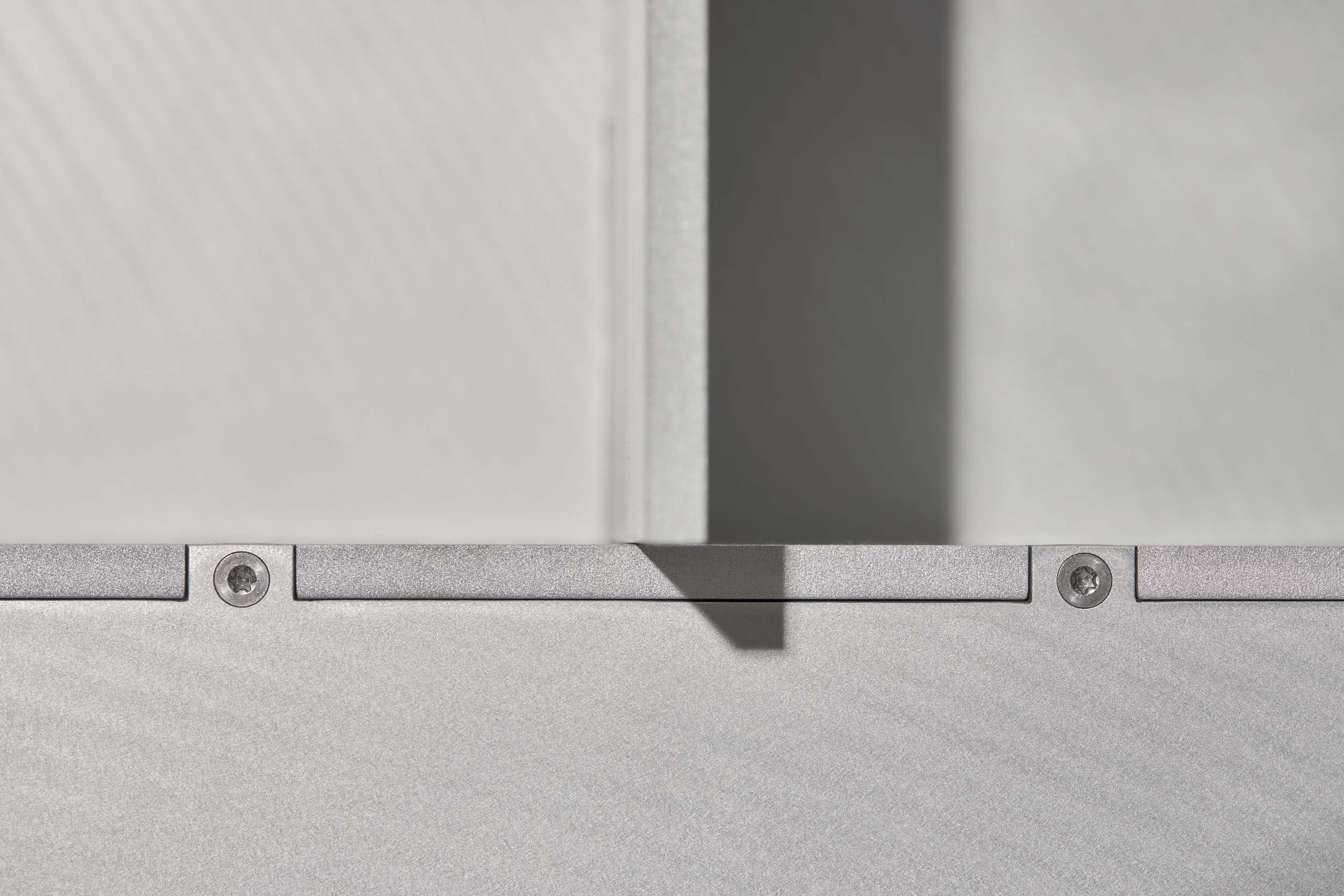 audio-altar-hlinikovy-korpus-masivni-drevena-deska-spoj-detail-design-jiri-krejcirik