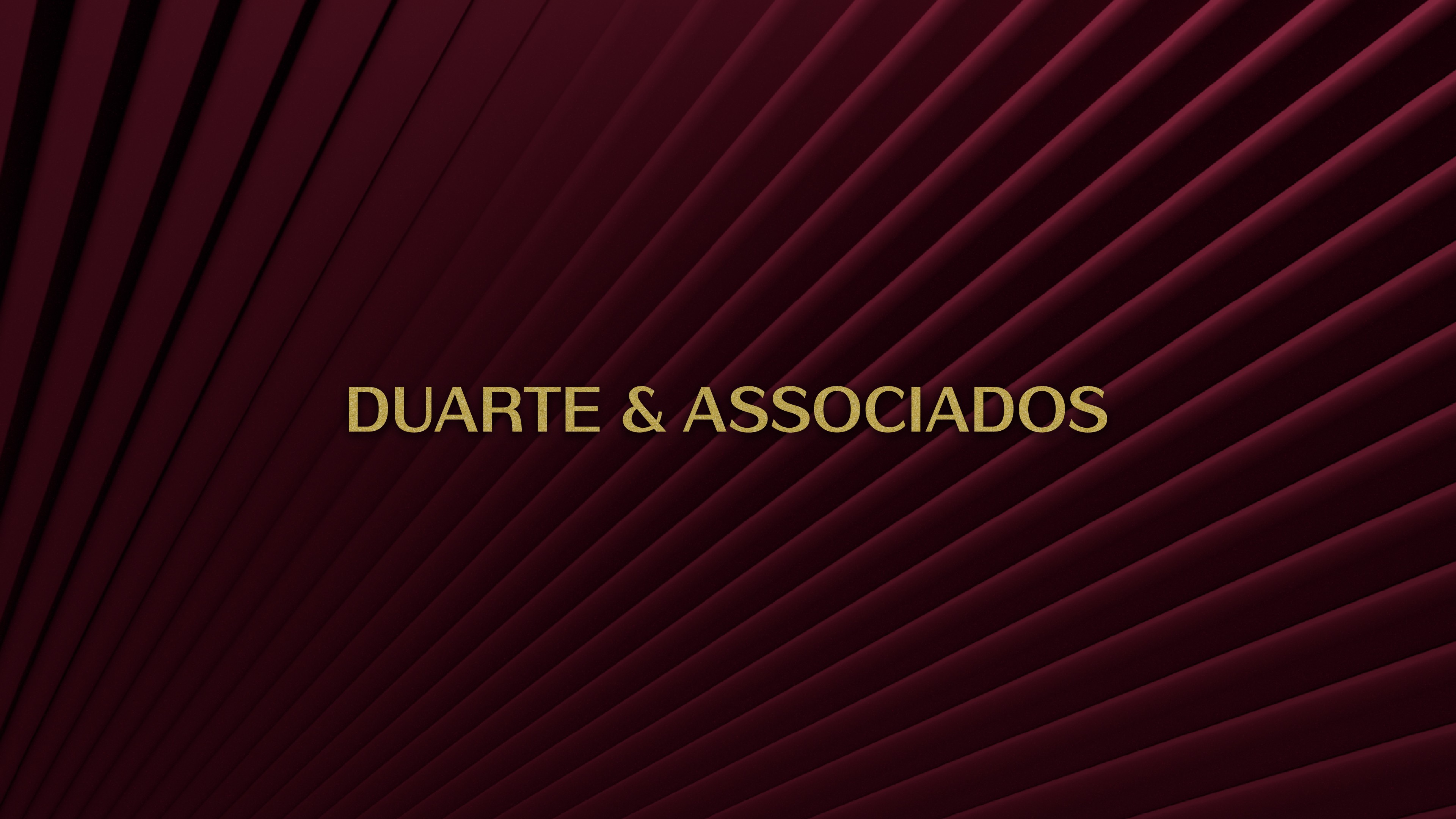 Logo da Duarte & Associados aplicado sobre um fundo abstrato que representa os raios de sol em bordô da marca.