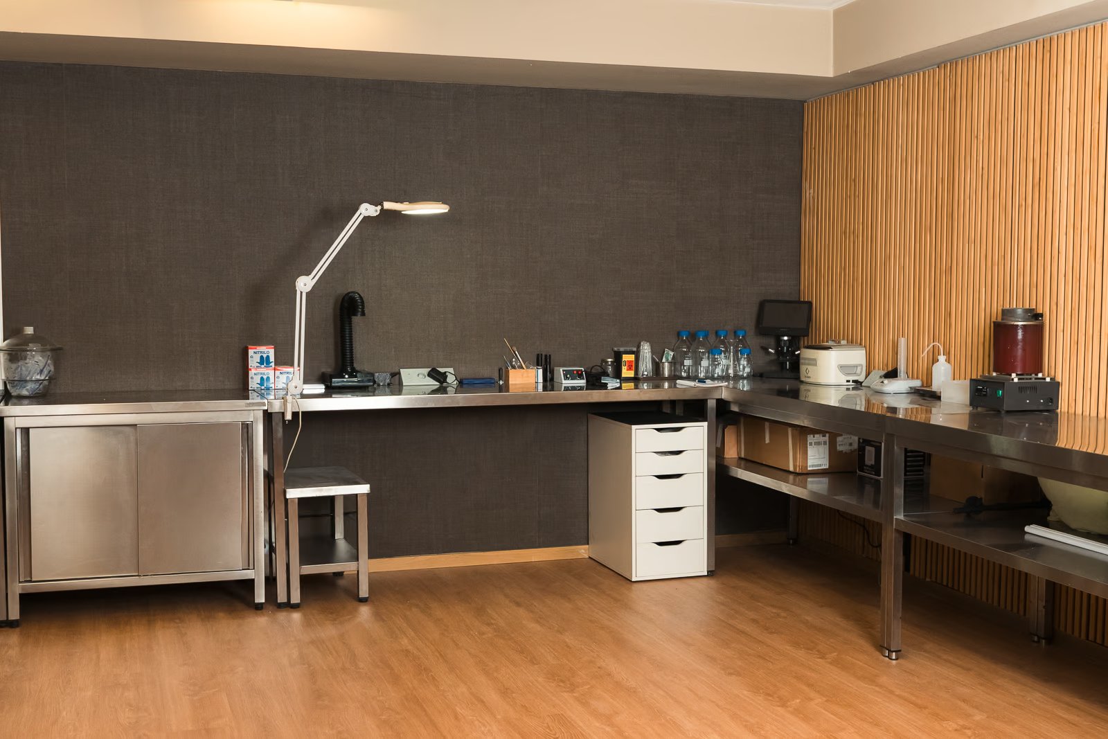 Bancada profissional em aço inoxidável no atelier de restauro Patrimonium, Porto