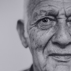 Portada de Política integral para la vejez, estudio de IdeaPaís, mostrando el rostro de un hombre mayor.