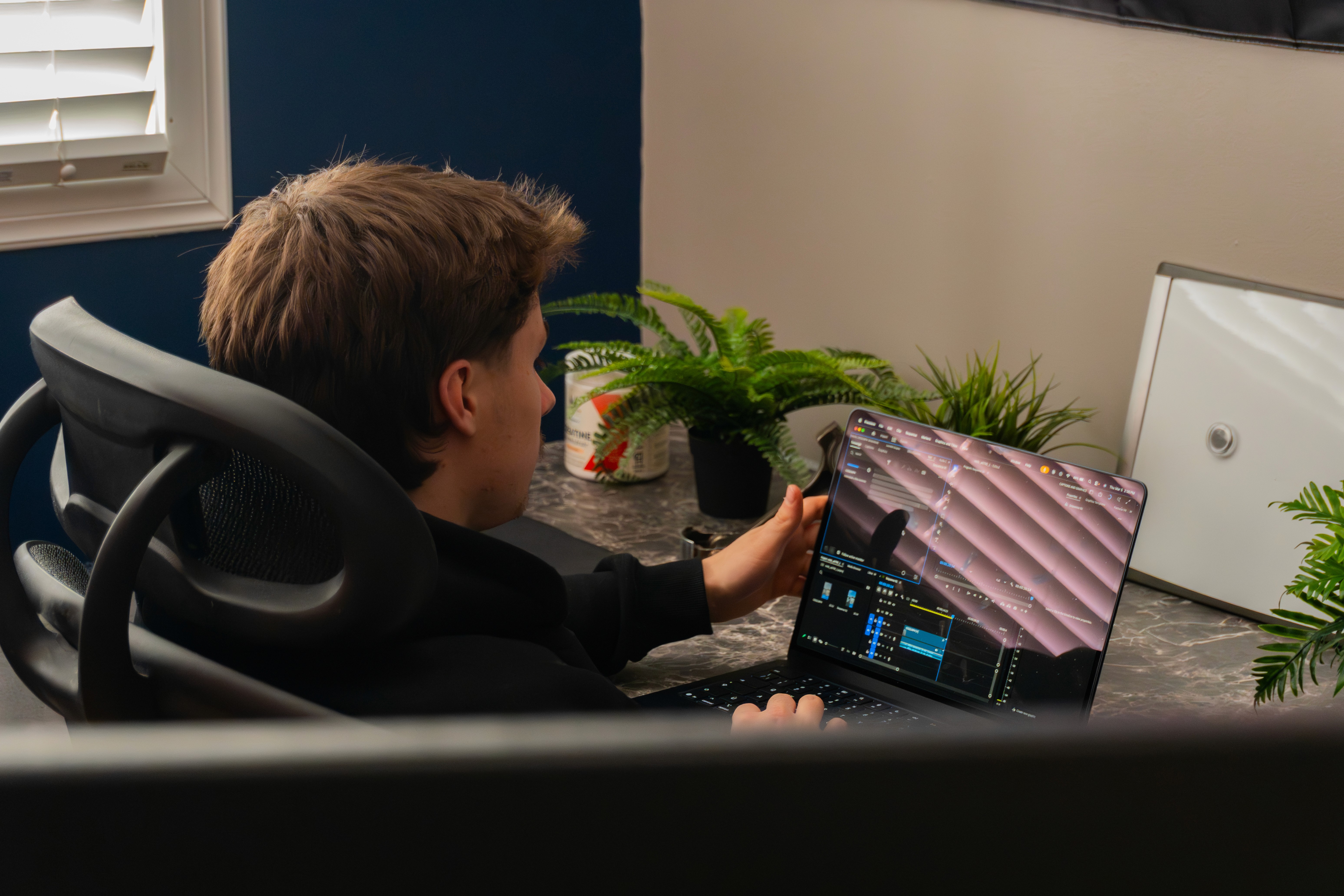 Création de site web – personne travaillant sur un ordinateur dans un bureau professionnel