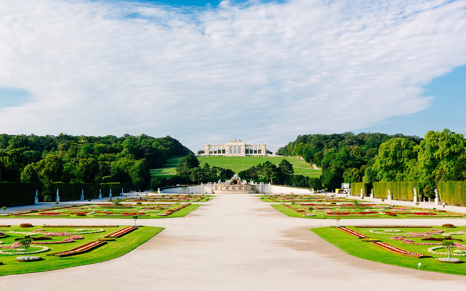 Grădinile Palatului Schönbrunn cu Gloriette pe fundal, Viena.