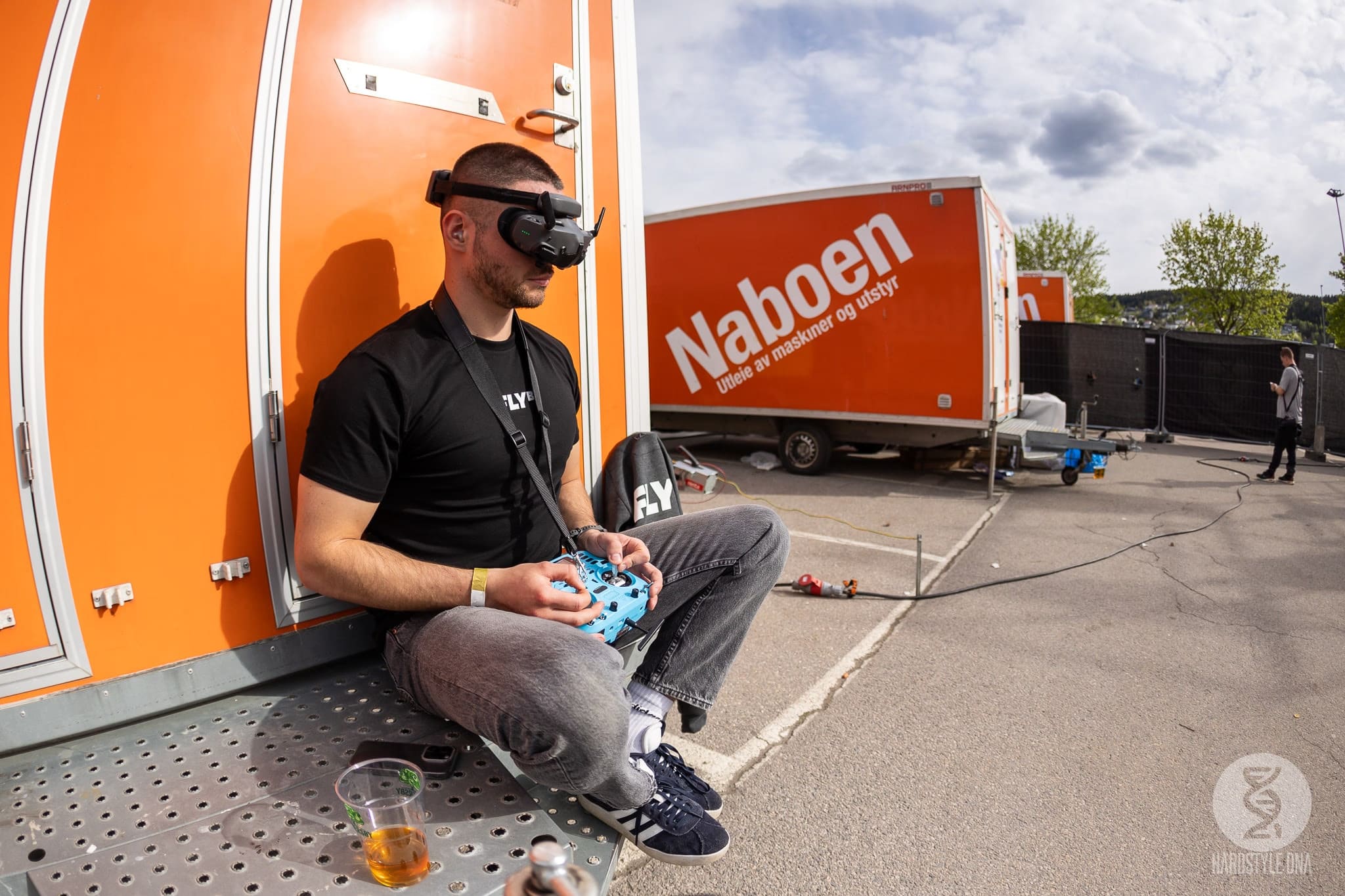 Otto Barsten Johnsen flyr FPV-drone ute og inne for konserter og livearrangementer produsert av Flyby Media