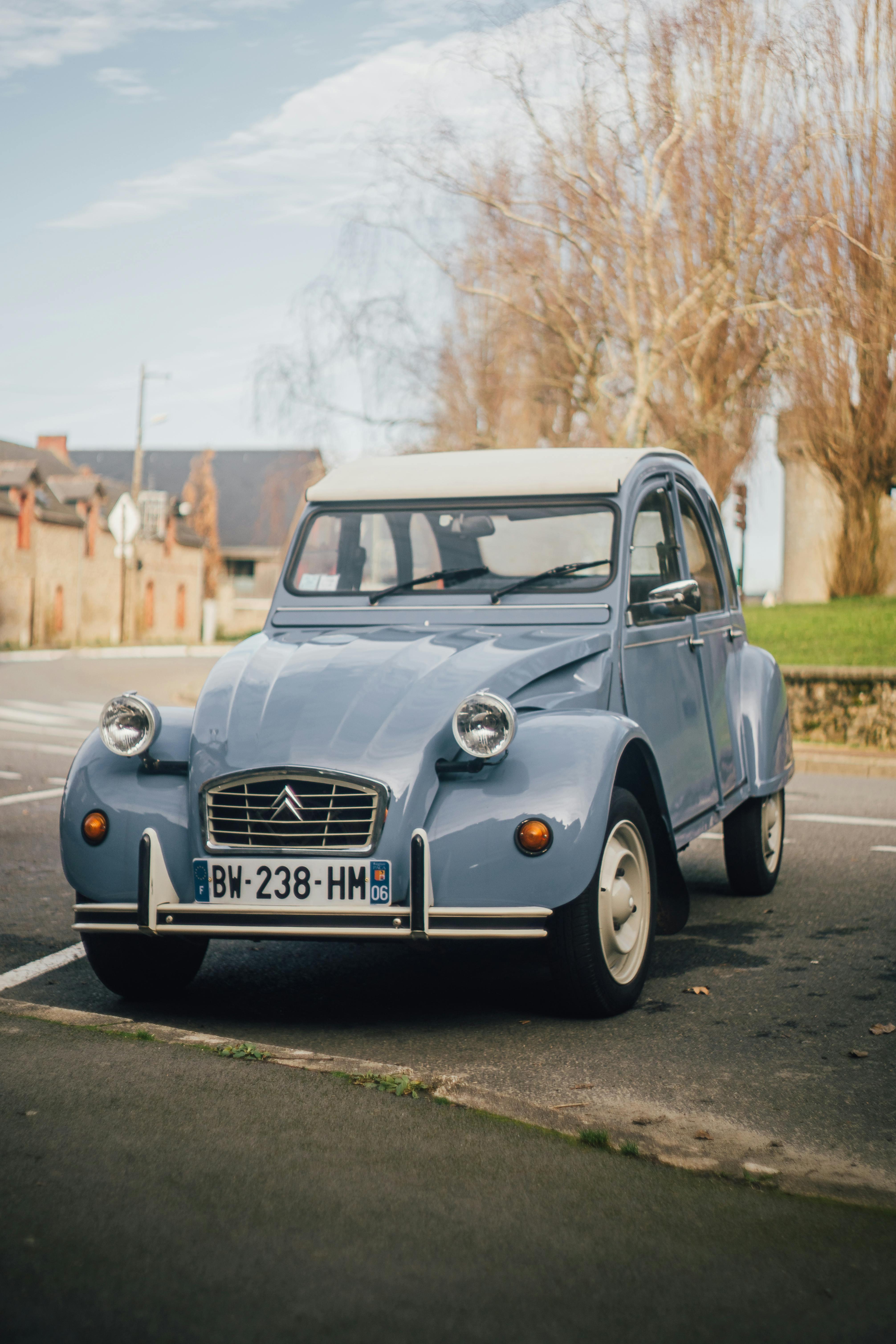 La mythique Citroën 2CV, symbole de liberté et d’ingéniosité française, traverse les époques sans prendre une ride.
