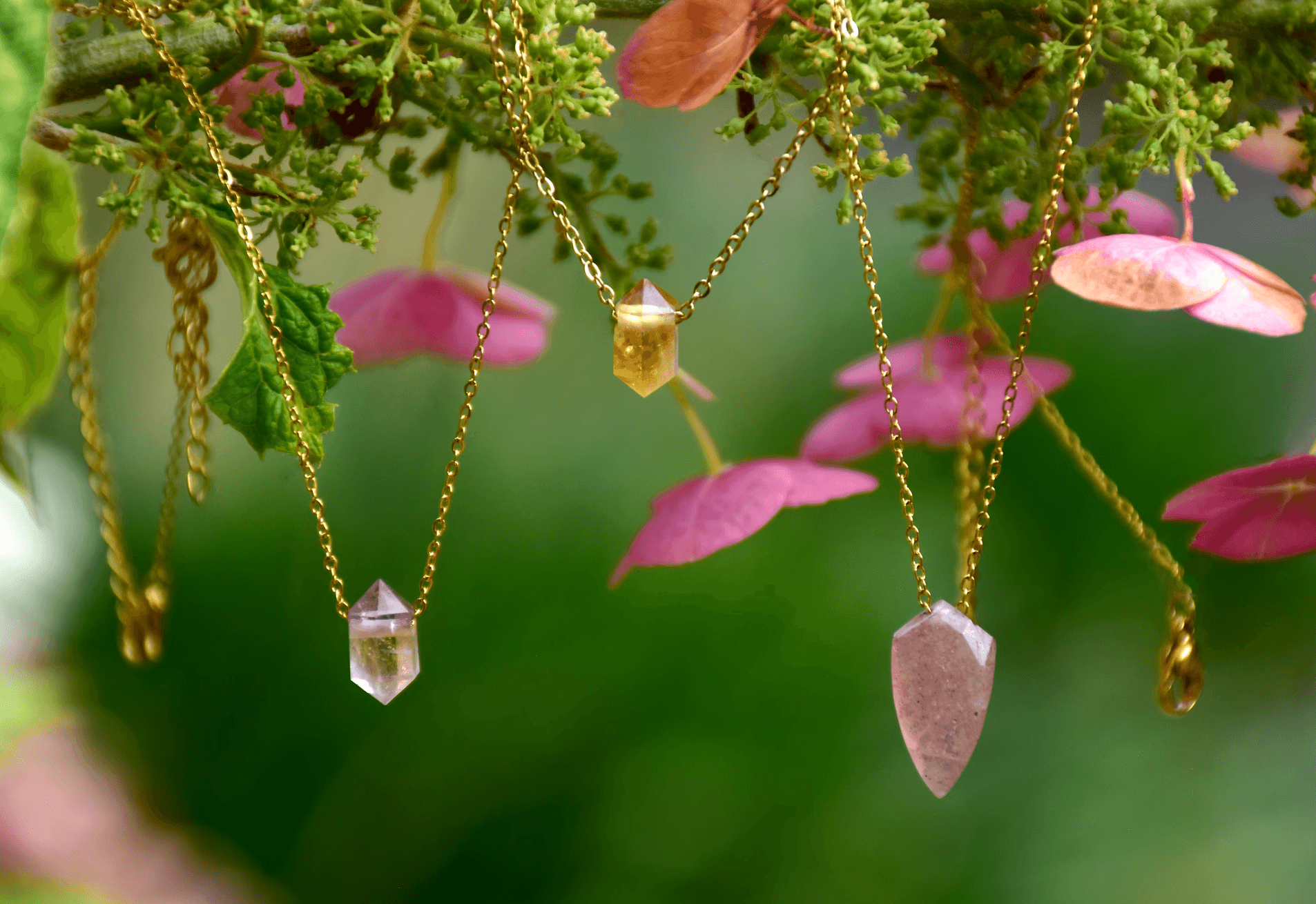 FEMME ÉTENDUE SUR LA PLAGE SENSUELLE