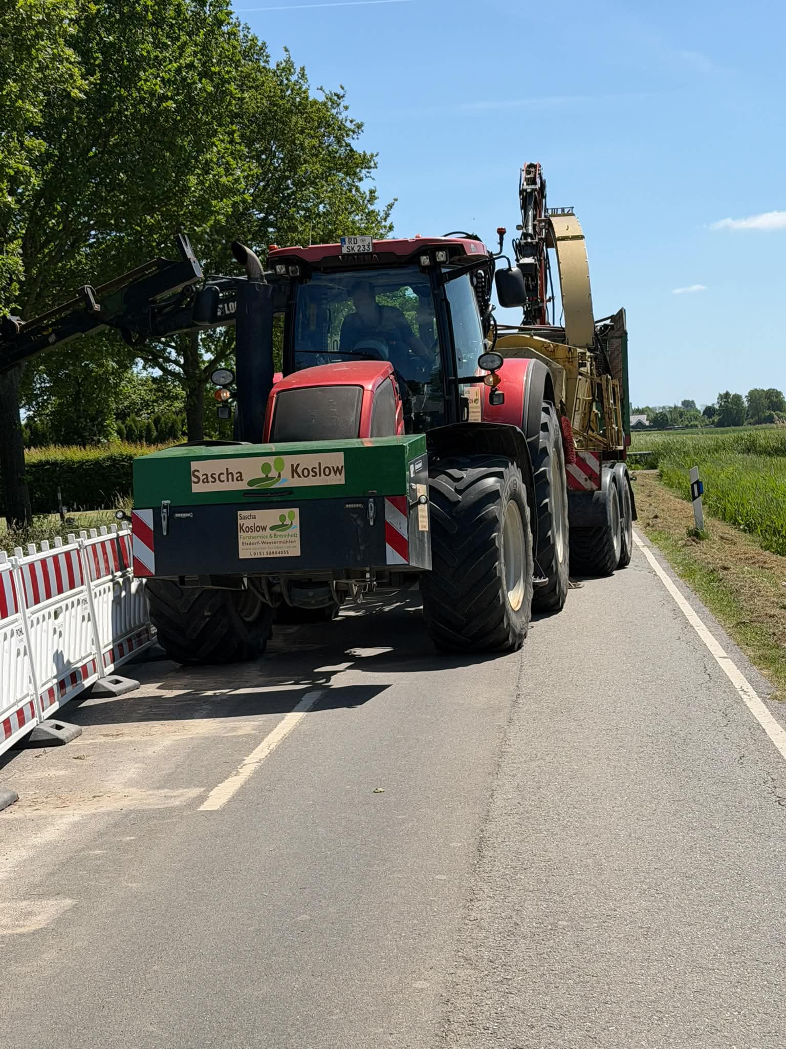 Traktor von Sascha Koslow mit Tieflader an einer Straßenbaustelle
