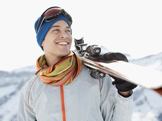 Homme avec skis de randonnée sur l'épaule