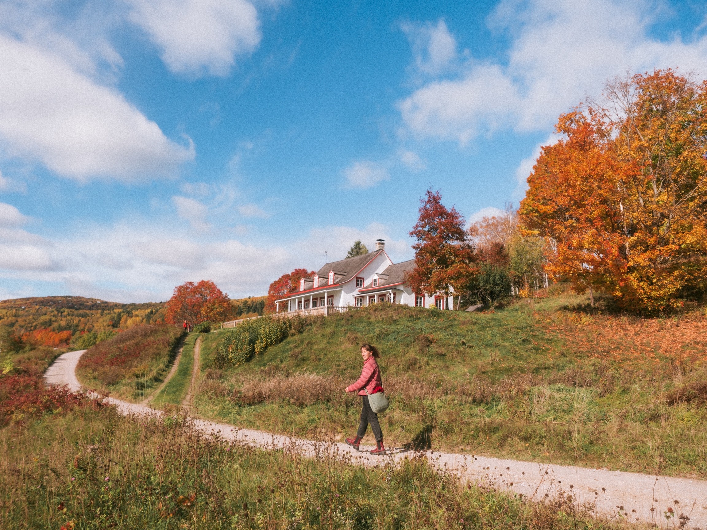 Lifestyle photography of women walking on a field during autumn in Charlevoix, Quebec
