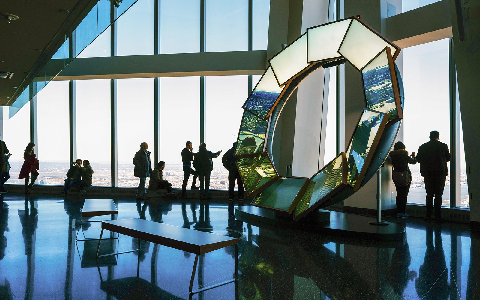 צפייה ממצפה עולמי אחד המשקיפה על קו הרקיע של ניו יורק ועל נהר ההדסון.