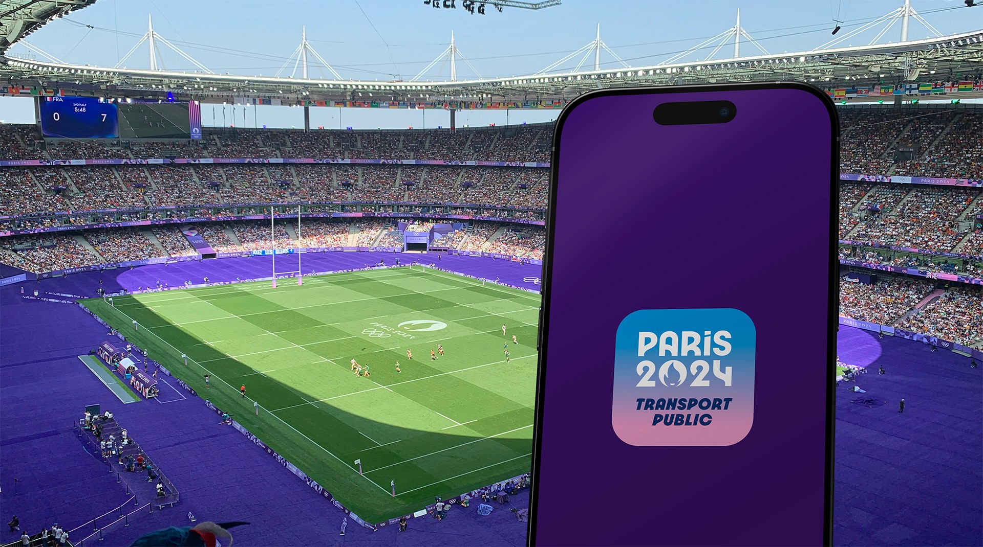 Smartphone montrant l'application Transport Public Paris 2024 dans un stade lors des Jeux de Paris 2024.