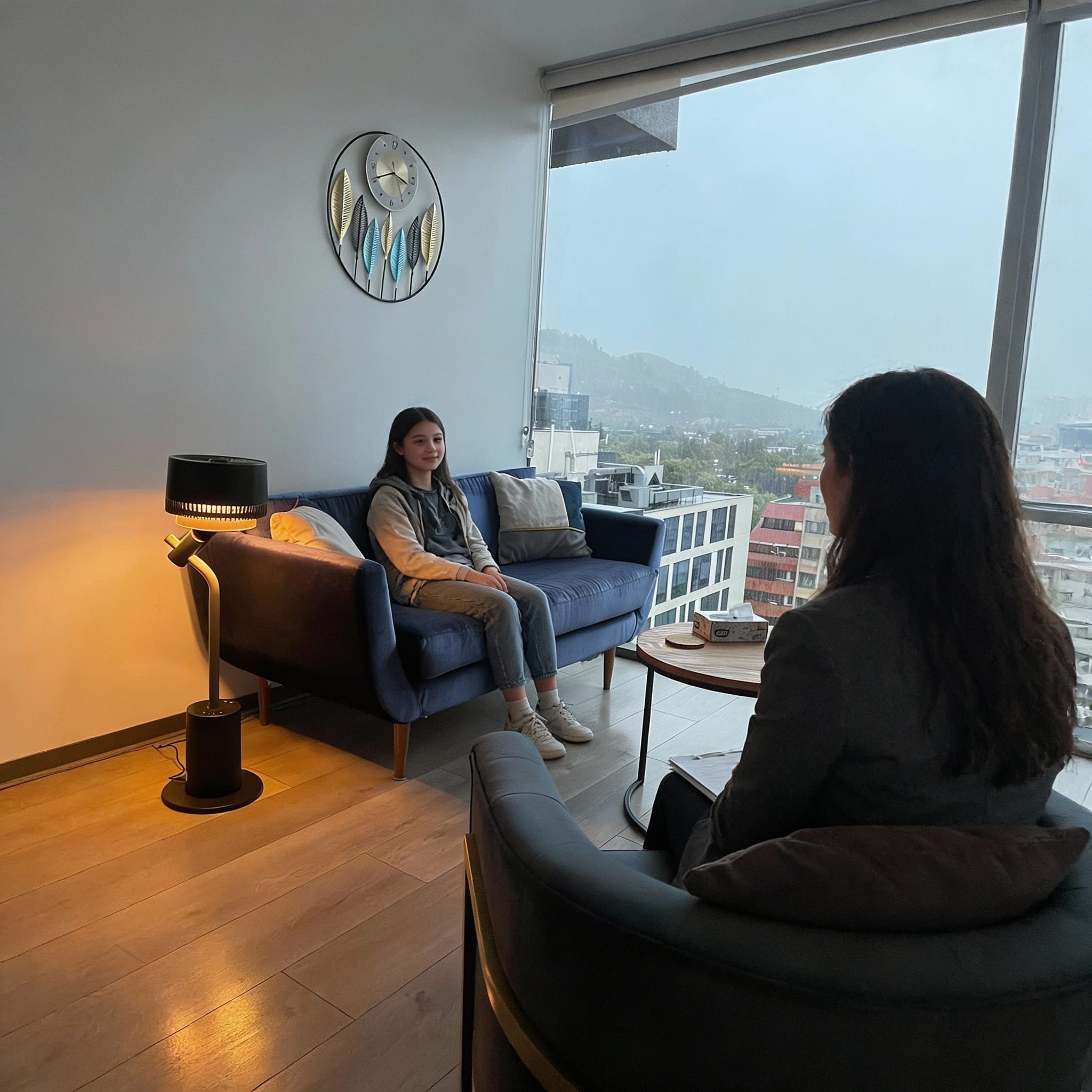 Adolescente mujer en sesión de terapia psicológica con psicóloga especialista en Centro Vitalis, Santiago.