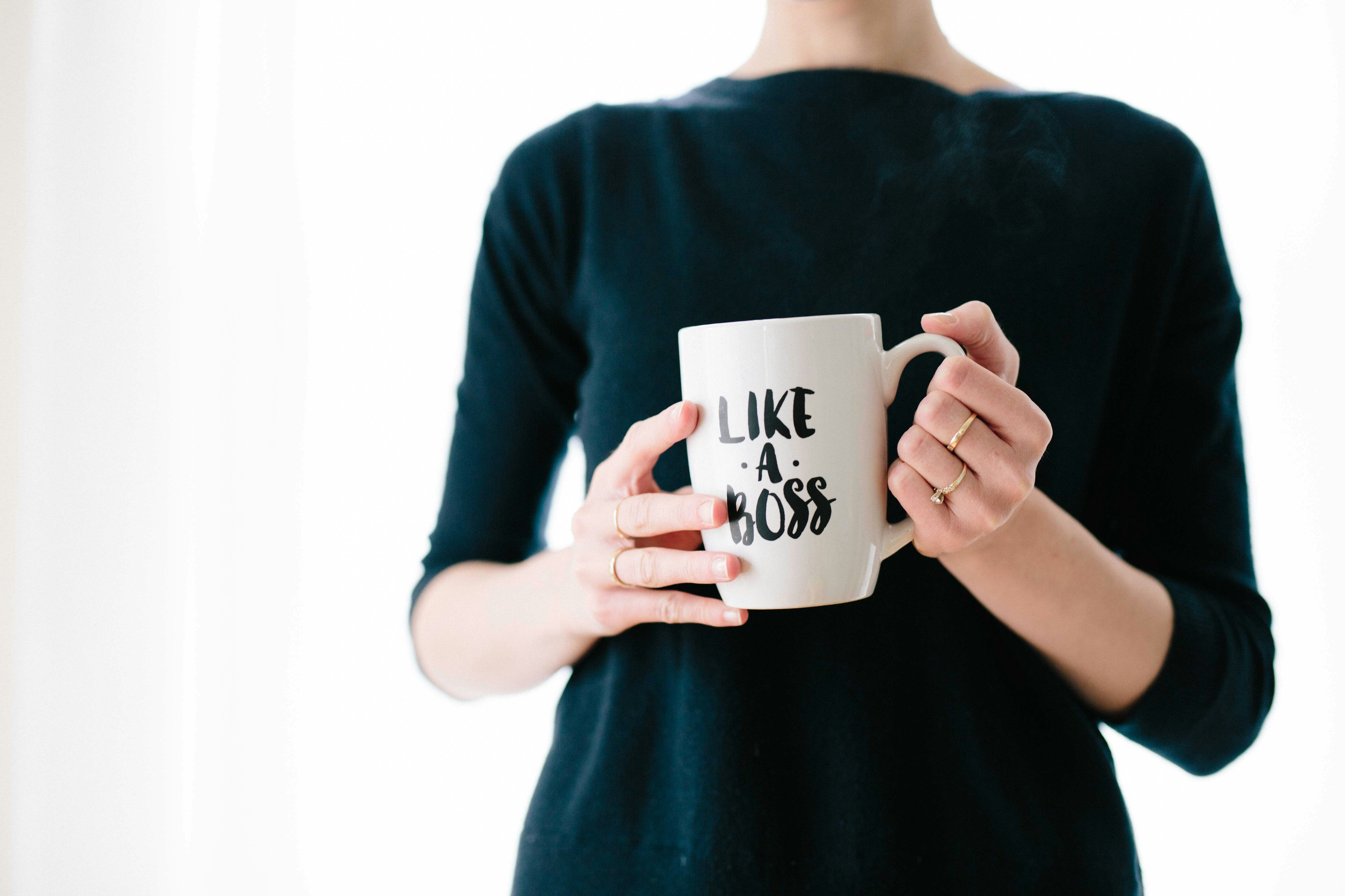 Frau mit Tasse mit der Aufschrift "Like a Boss" als Symbol für ärztliche Führung