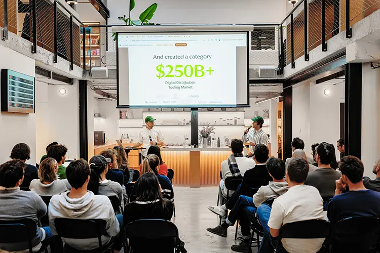 Présentation de startup devant un public lors d’un événement à Grenoble