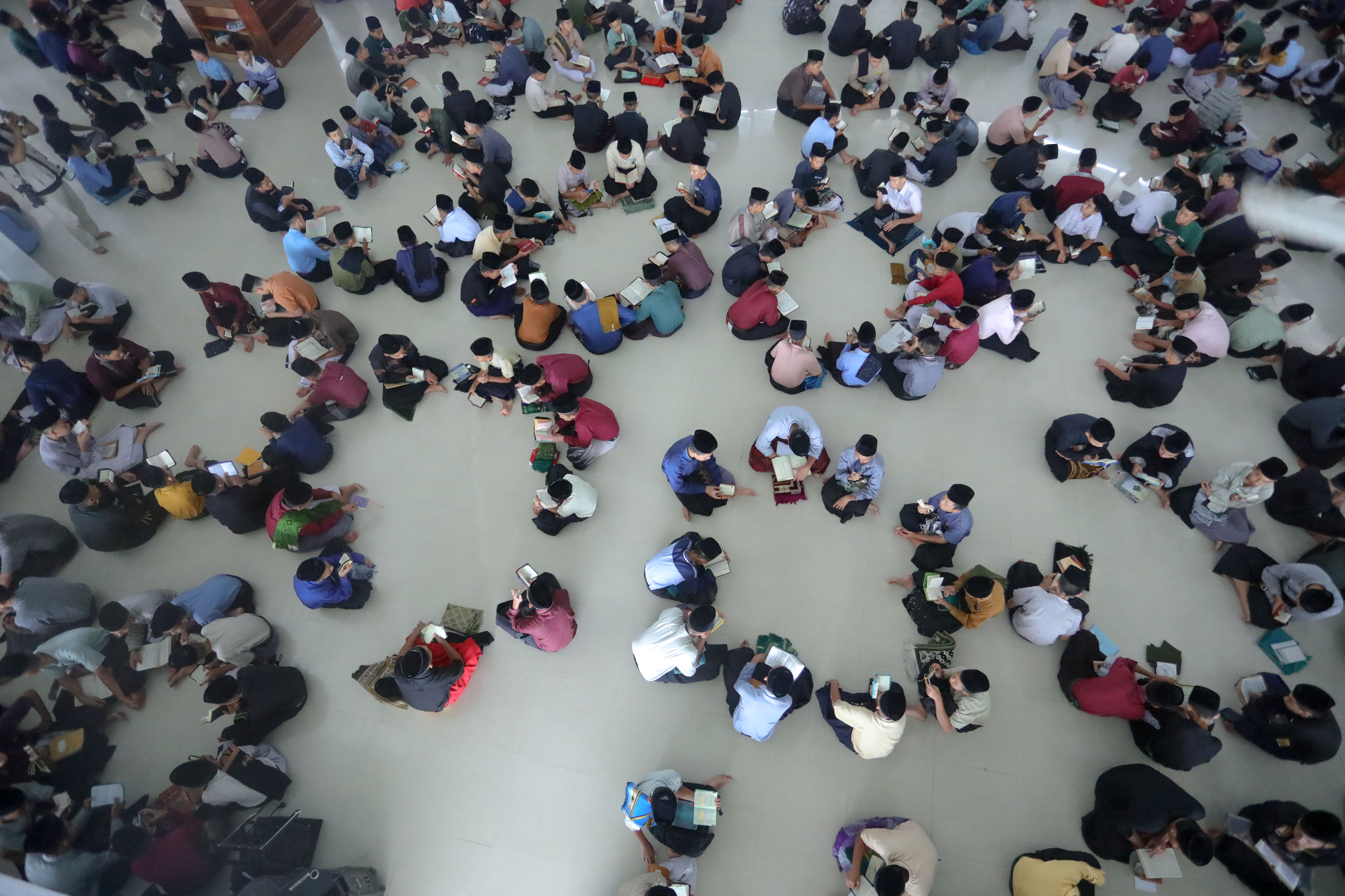 Seorang petani di Bandung, Jawa Barat mengolah tanah untuk penanaman bibit bunga