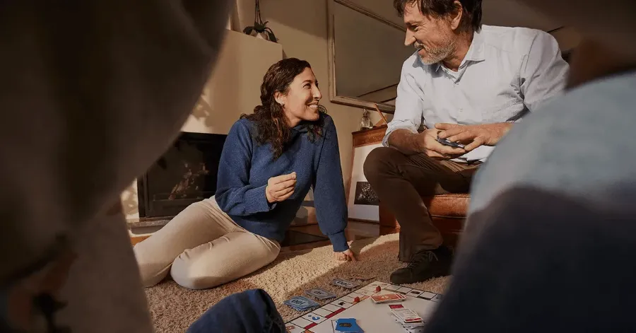 Pareja jugando en el salón de su casa protegida con el Seguro de Hogar Todo Riesgo de Allianz en Murcia - AMB Seguros