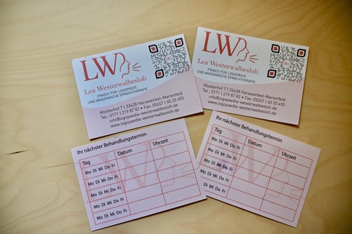 Behandlungskarten und Visitenkarten der Praxis Lea Westerwalbesloh mit Praxisdaten