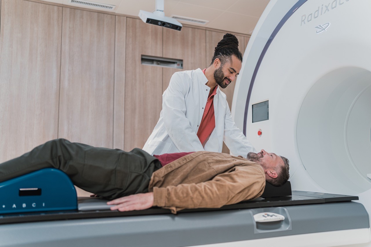 A comprehensive guide to contrast coverage in medical imaging centers, detailing its importance, qualified personnel, when it is required, and the benefits of outsourcing and virtual direct supervision.