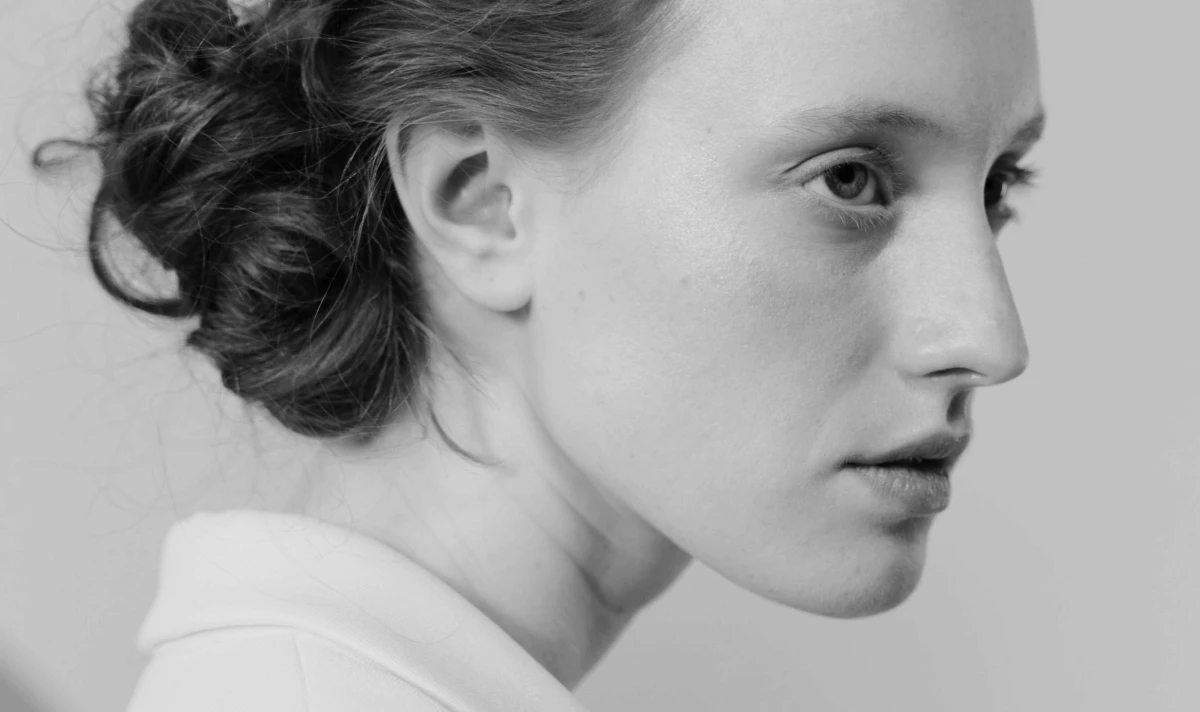 a headshot photo of a woman