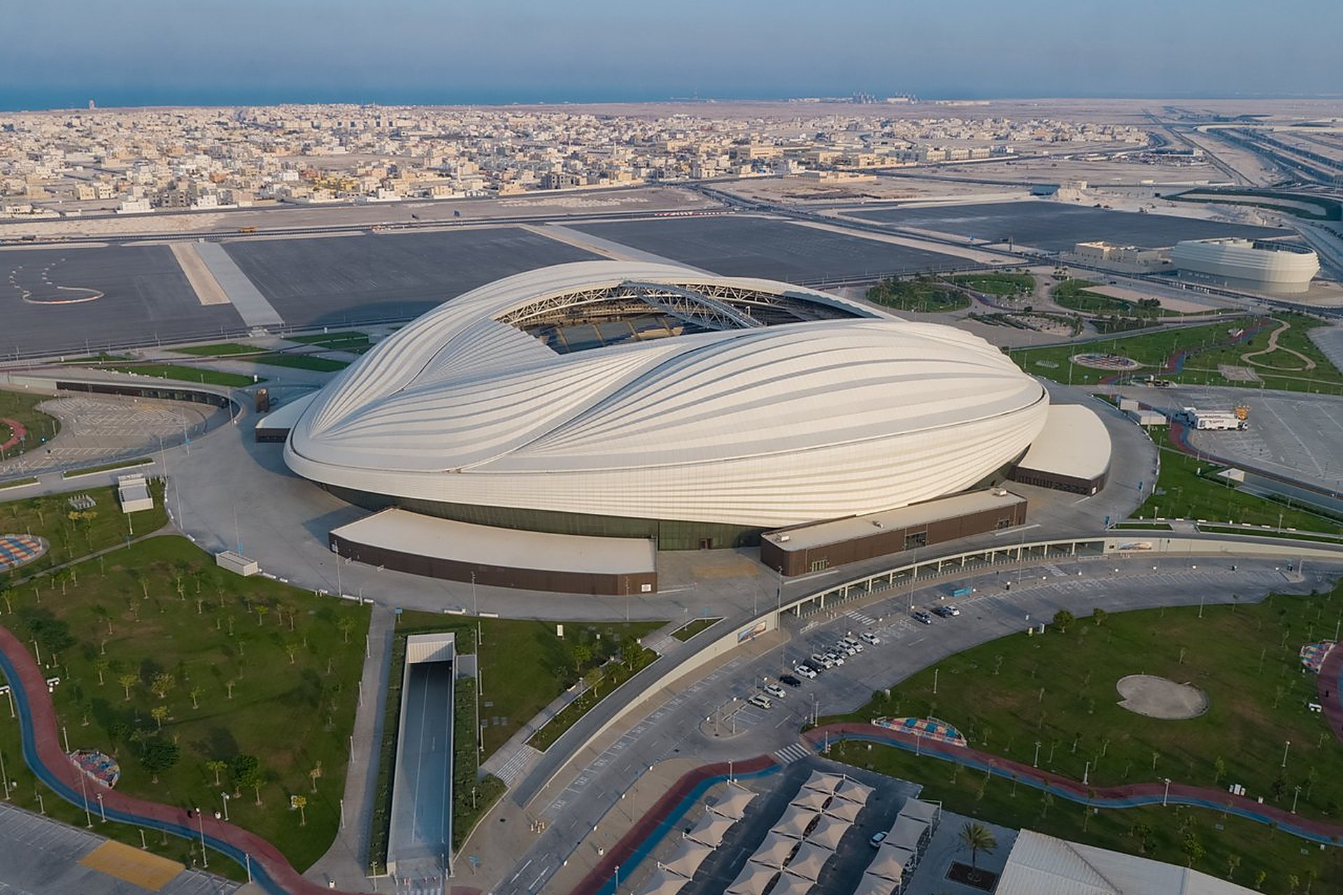 Le stade Al Janoub, à Al Wakra, vu du ciel, avec sa coque blanche en forme de voile de boutre et la ville derrière, dans le pays qui a fait du sport un jour férié national