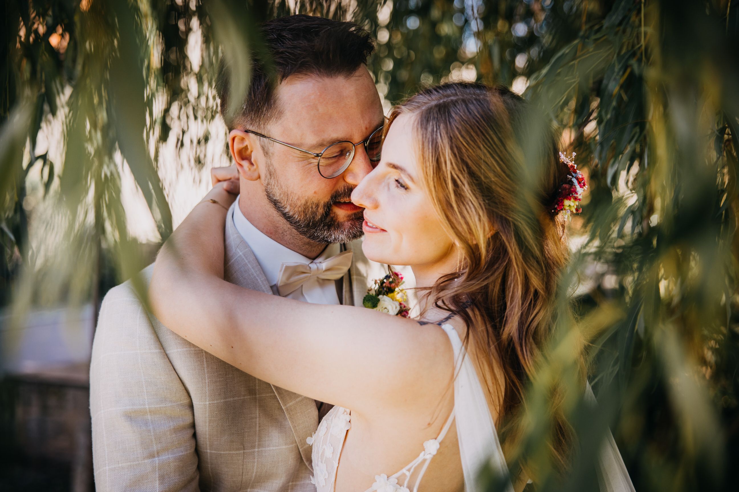 nniges Brautpaar im warmen Sonnenlicht – BKfotofilm spezialisiert sich auf ungestellte Momente und echte Emotionen am Hochzeitstag