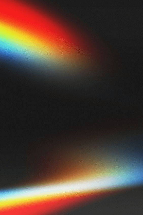 Koyu bir arka plan üzerinde canlı gökkuşağı renklerinden oluşan iki diyagonal çizgi içeren soyut görüntü. Karışan tonlar dinamik, canlı bir etki yaratır.