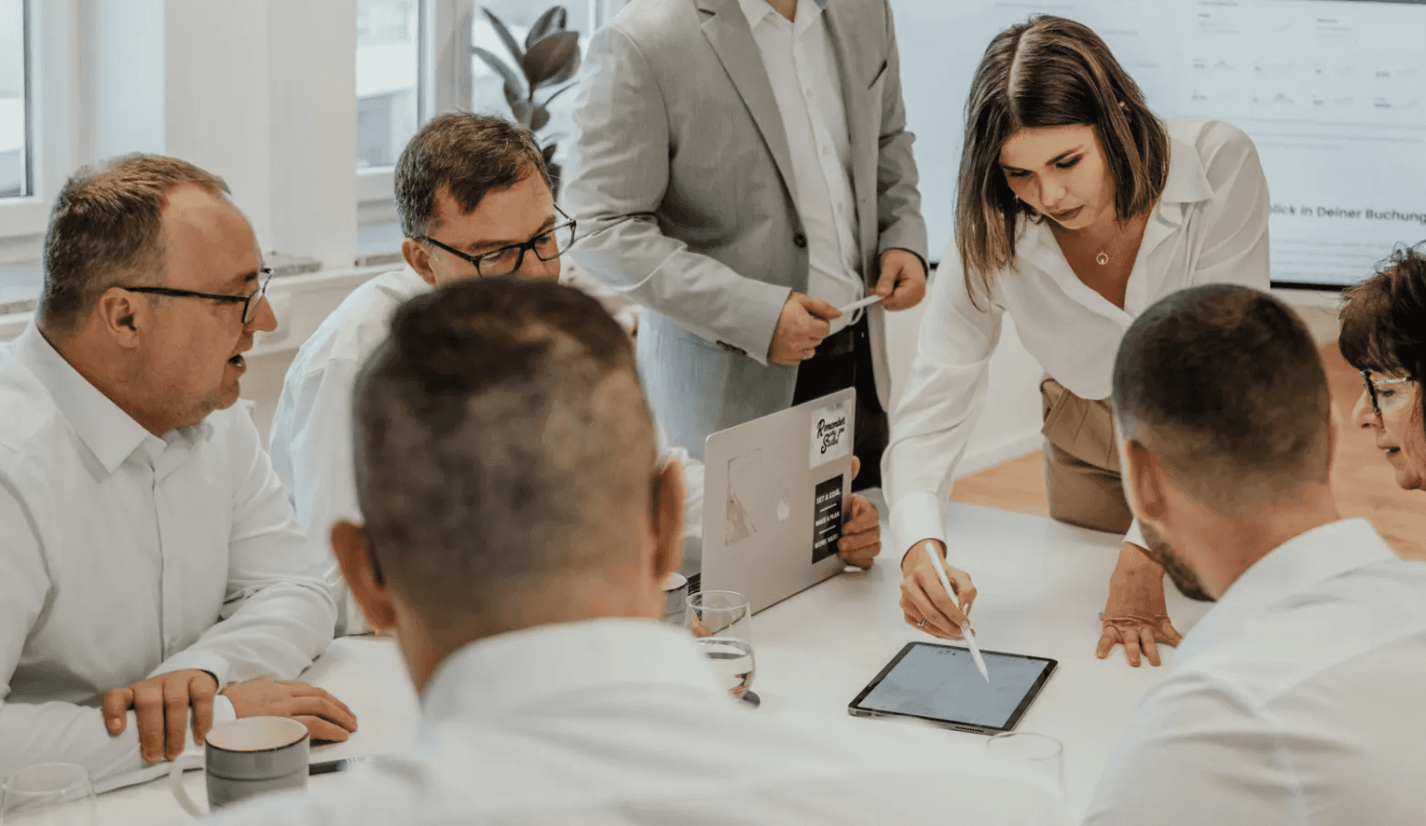 Teammeeting im Unternehmen mit digitaler Umfrage und Stakeholder-Dialog