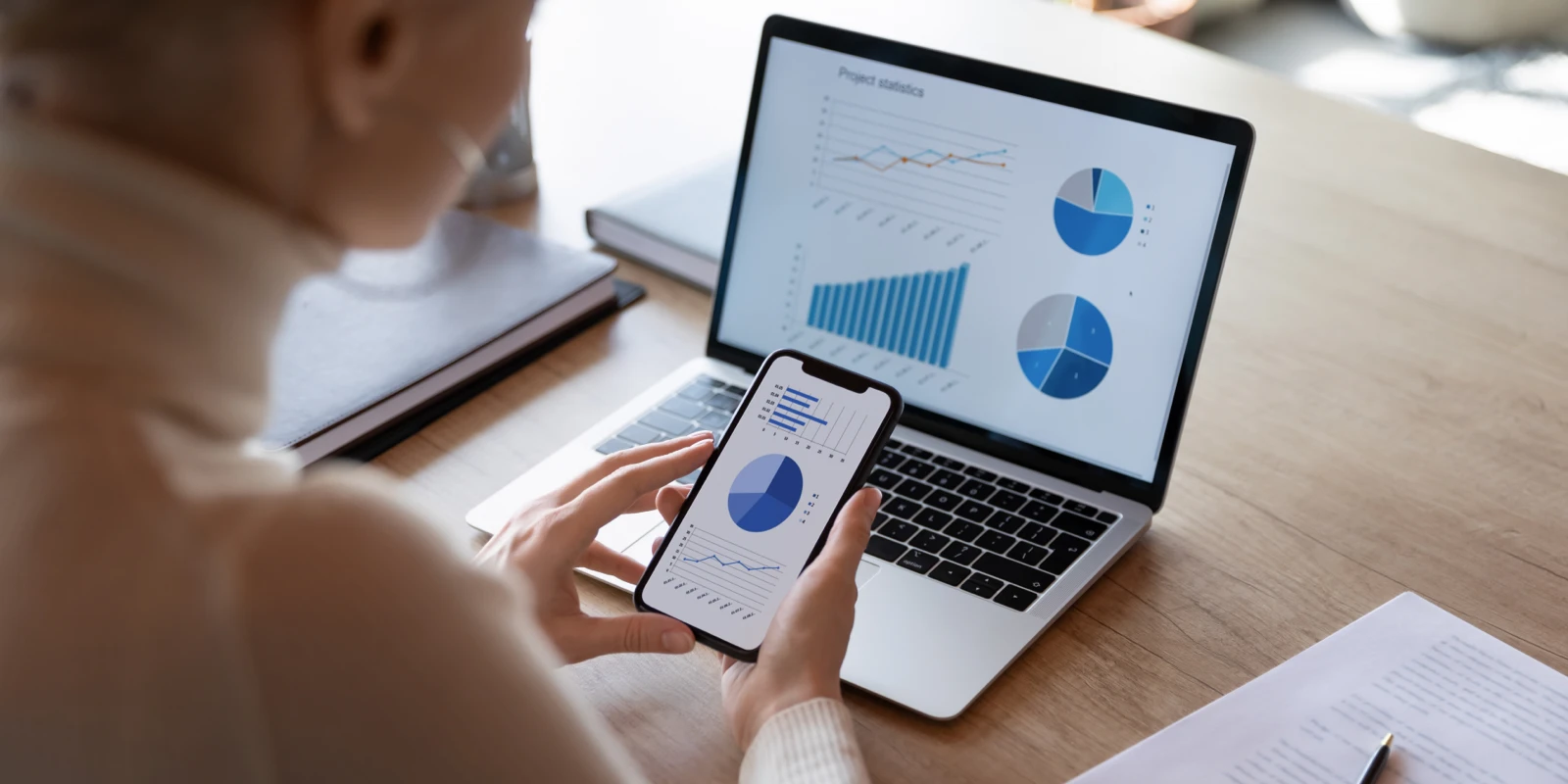 أندرويد مقابل آي أو إس: أي منصة يجب أن تبني تطبيقك عليها أولاً؟