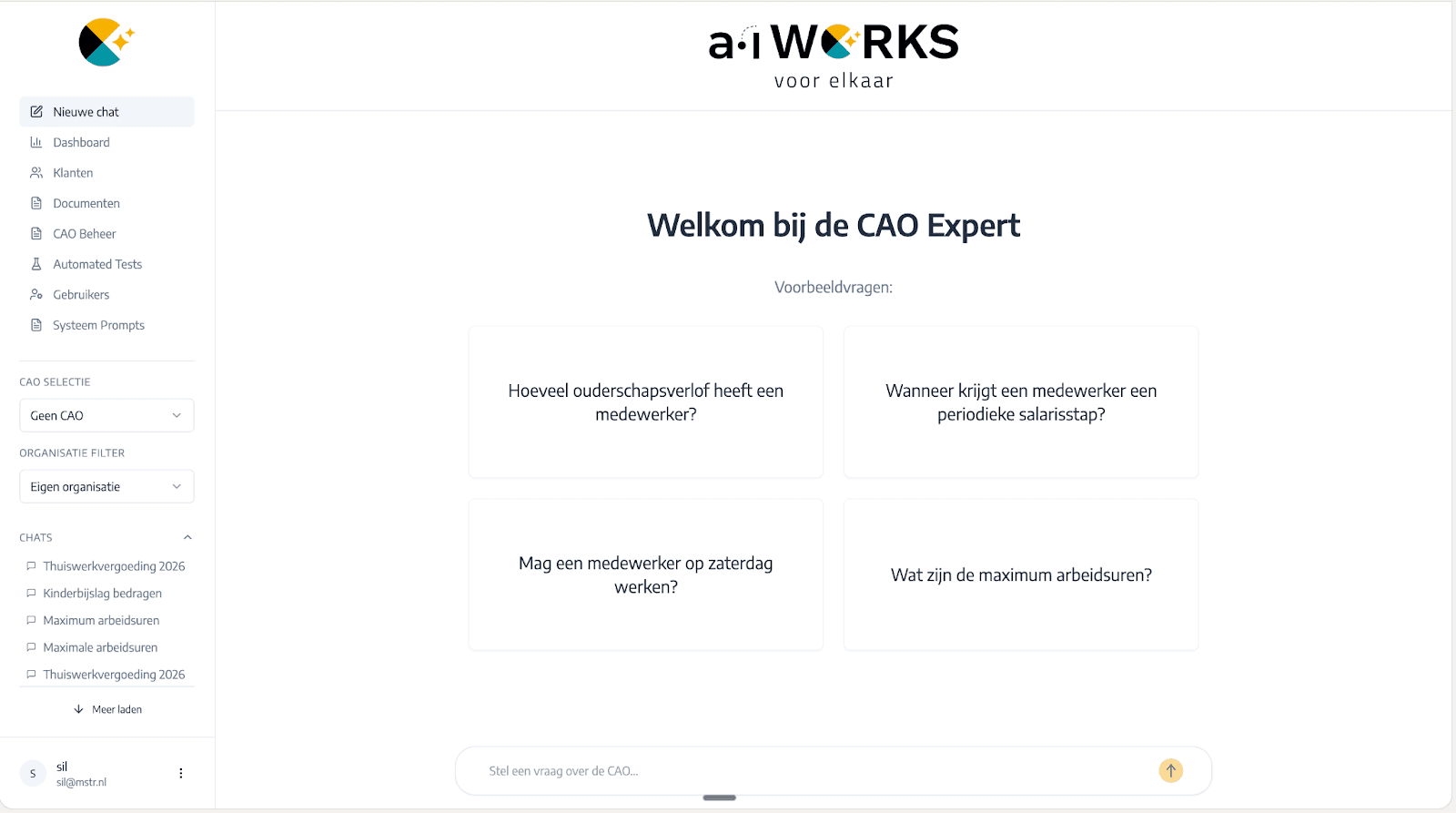 HR-professional gebruikt de CAO Expert software op een laptop om direct betrouwbaar advies te krijgen over verlofregelingen en compliance, ondersteund door a•s WORKS technologie.