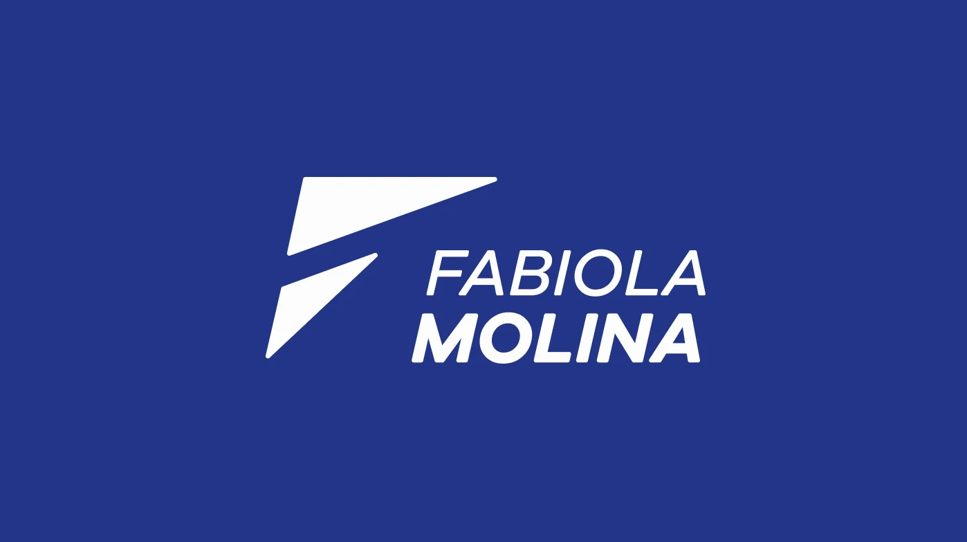 Logo atual da marca Fabiola Molina: símbolo maior e tipografia em caixa alta sobre fundo azul escuro