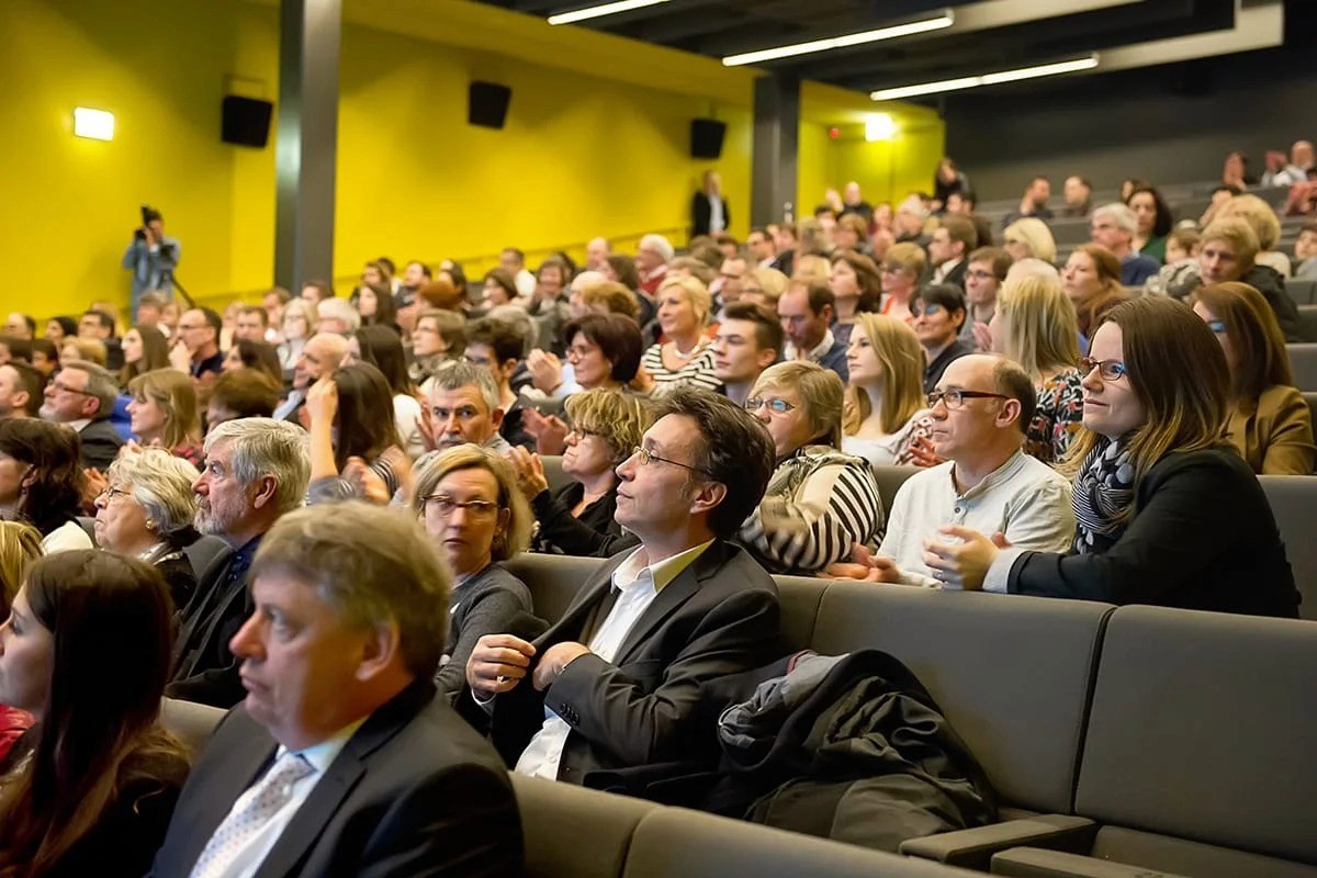 Public en amphithéâtre  lors d'une présentation d'école à valencienne — photographe professionnel Lille Nord | Anteale Yann Manac’h