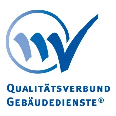 Qualitätssiegel des Qualitätsverbund Gebäudedienste mit blauem Haken-Symbol im quadratischen Format