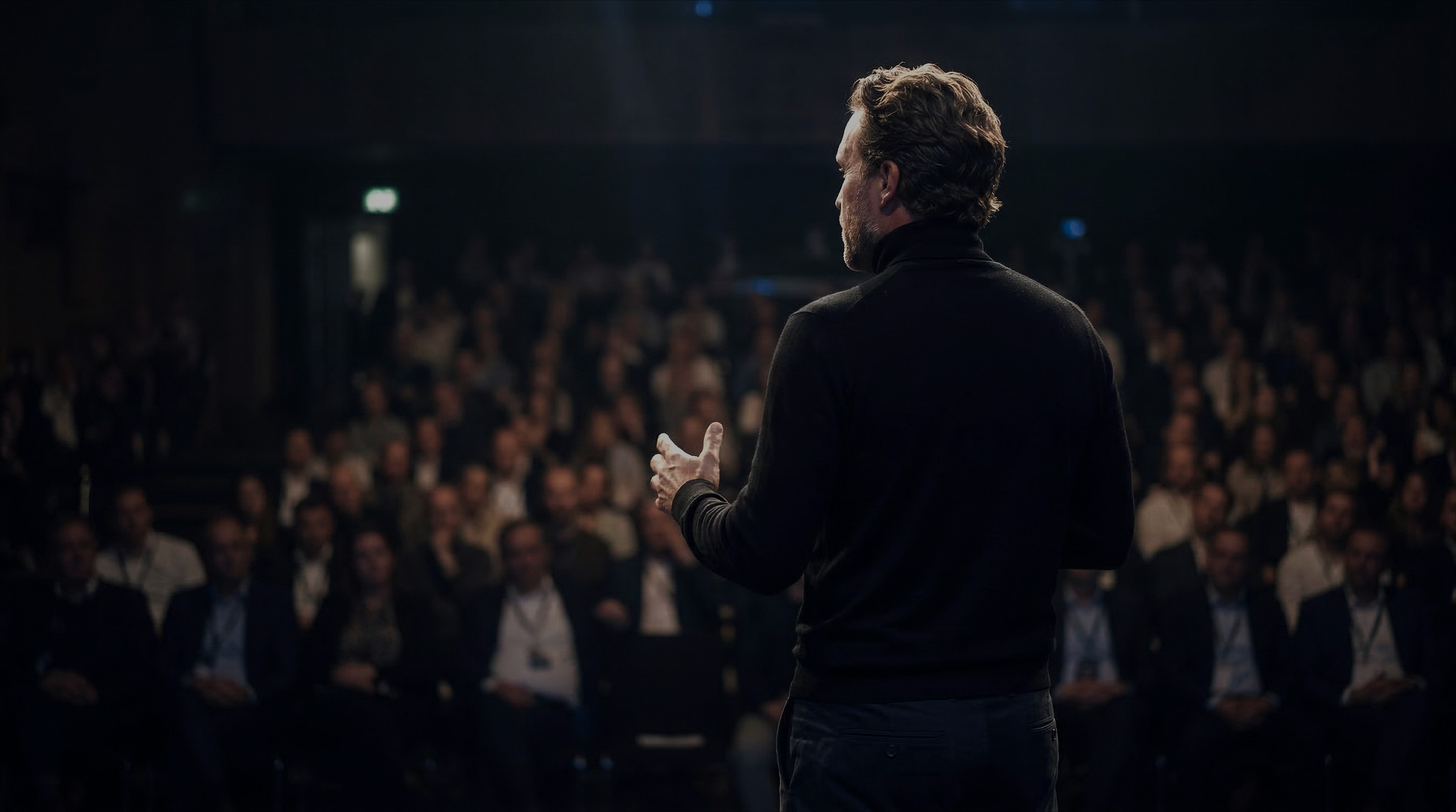 Bilde som viser Aleksander Blomberg som foredragsholder på scenen.