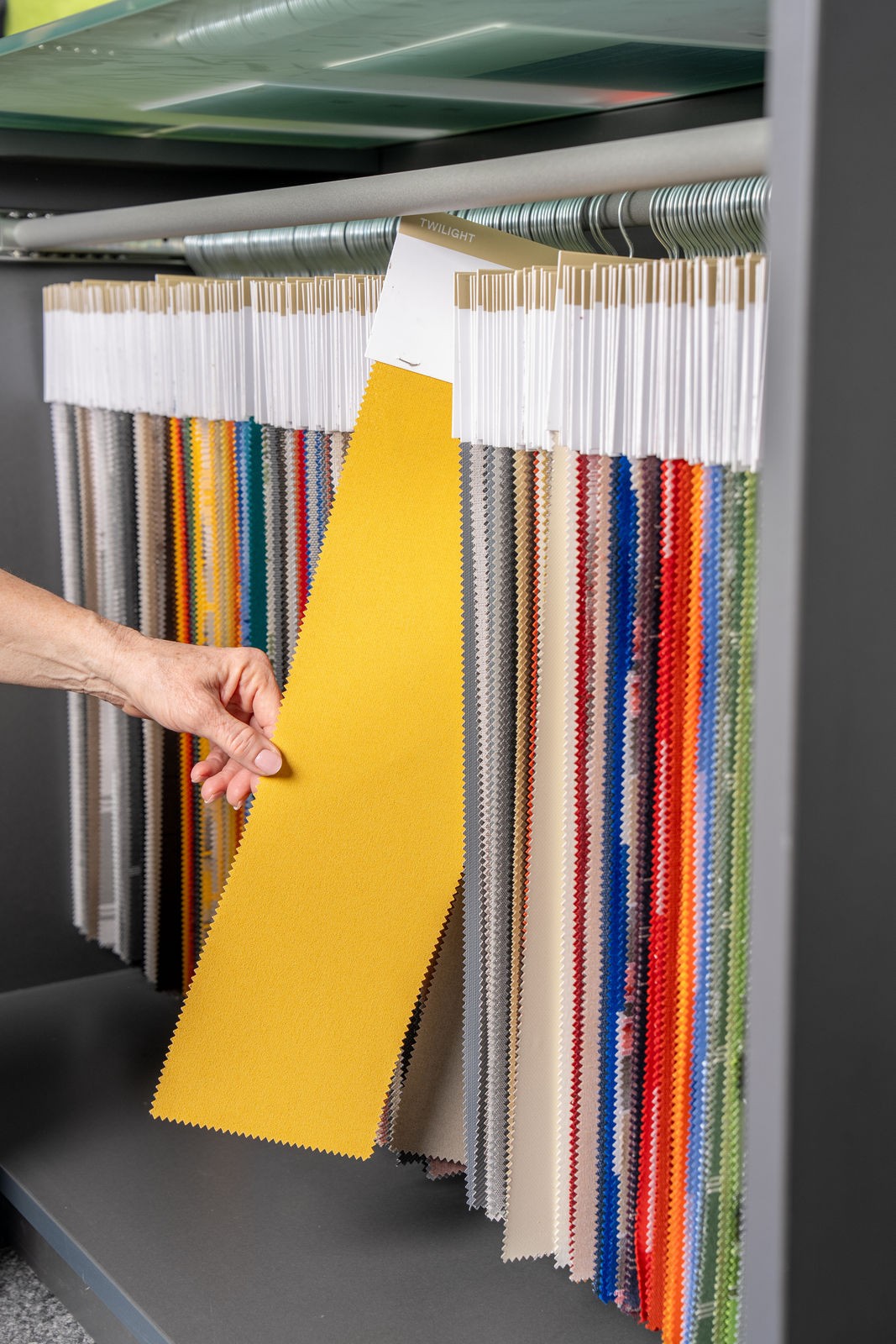Storengewebe-Musterauswahl im Showroom von Güntensperger Storen GmbH