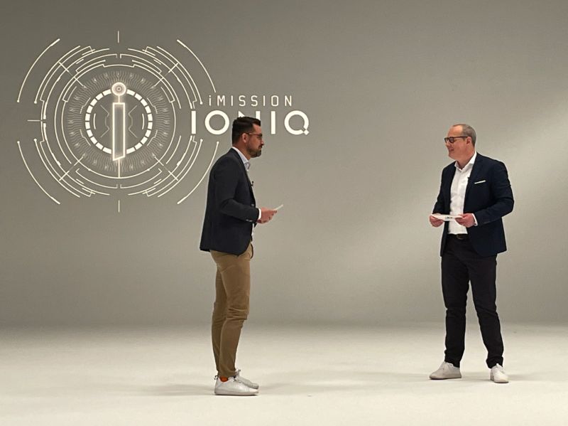 Live-Moderation trifft Zukunftsmobilität: Vorstellung des IONIQ 5 im Studioformat mit Fokus auf Innovation und Design.
