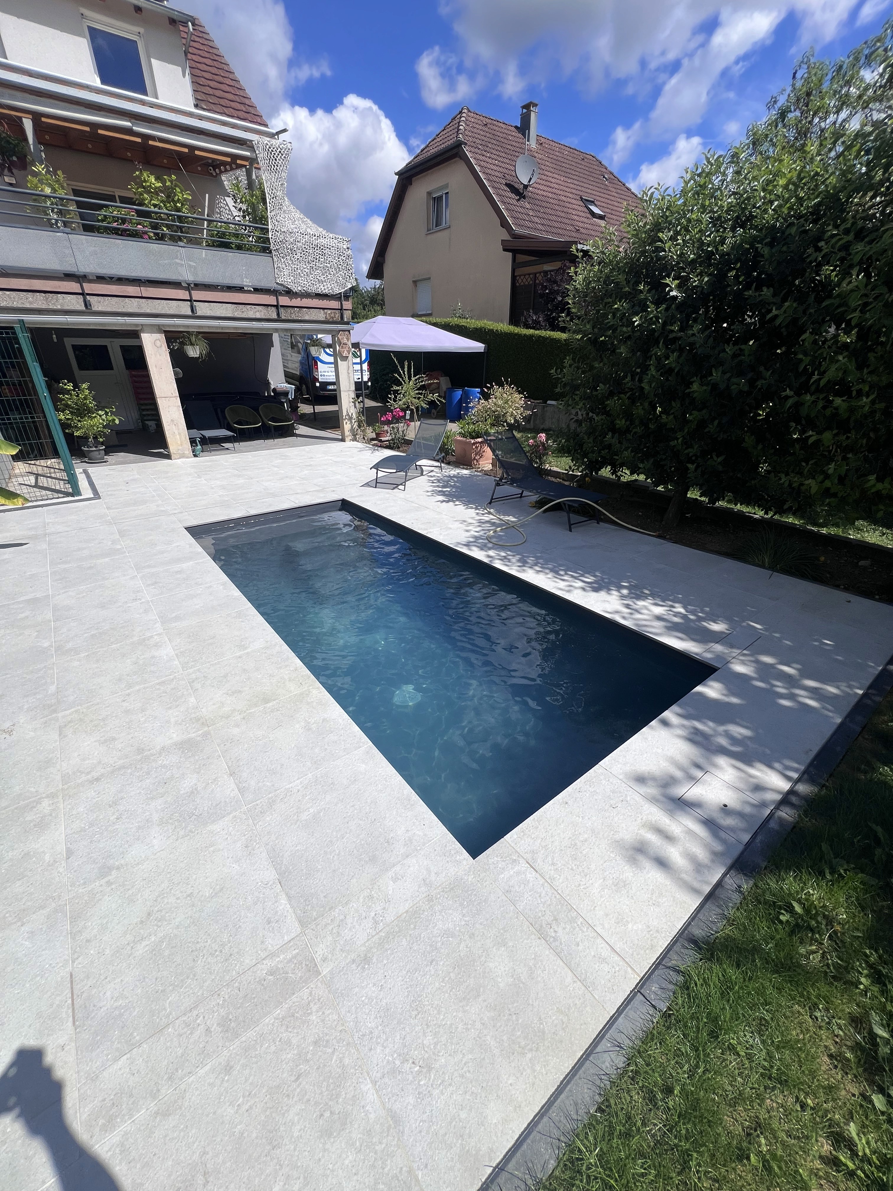 Réalisation Acqua Terra : piscine béton contemporaine à Bollwiller dans le Haut-Rhin