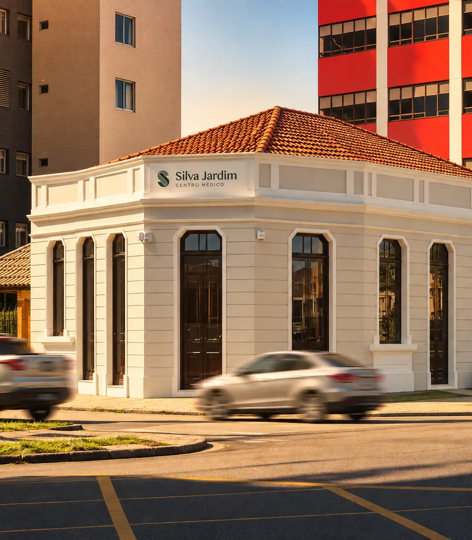 Fachada histórica do Centro Médico Silva Jardim na Avenida Silva Jardim em Curitiba