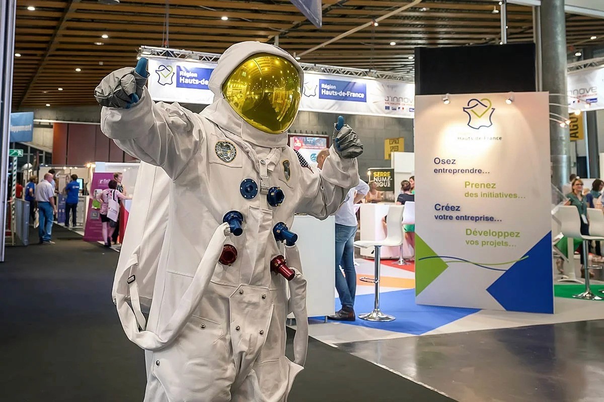 Animation sur un salon professionnel avec astronaute — photographe événementiel Lille Hauts‑de‑France | Anteale Yann Manac’h