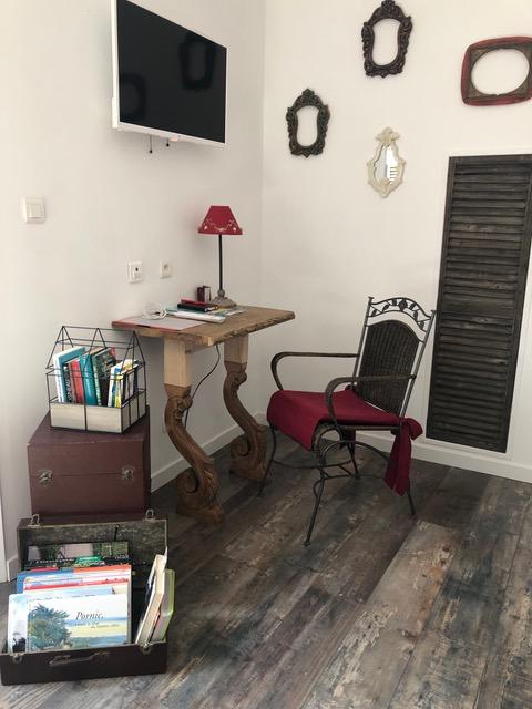 Coin bureau et télévision de la chambre d'hôtes au Clos de la Hourserie, Pornic