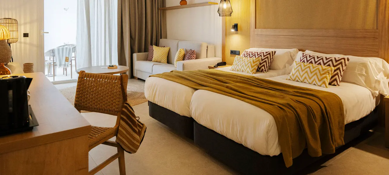 Doppelzimmer mit zwei Betten, Sofa und Schreibtisch