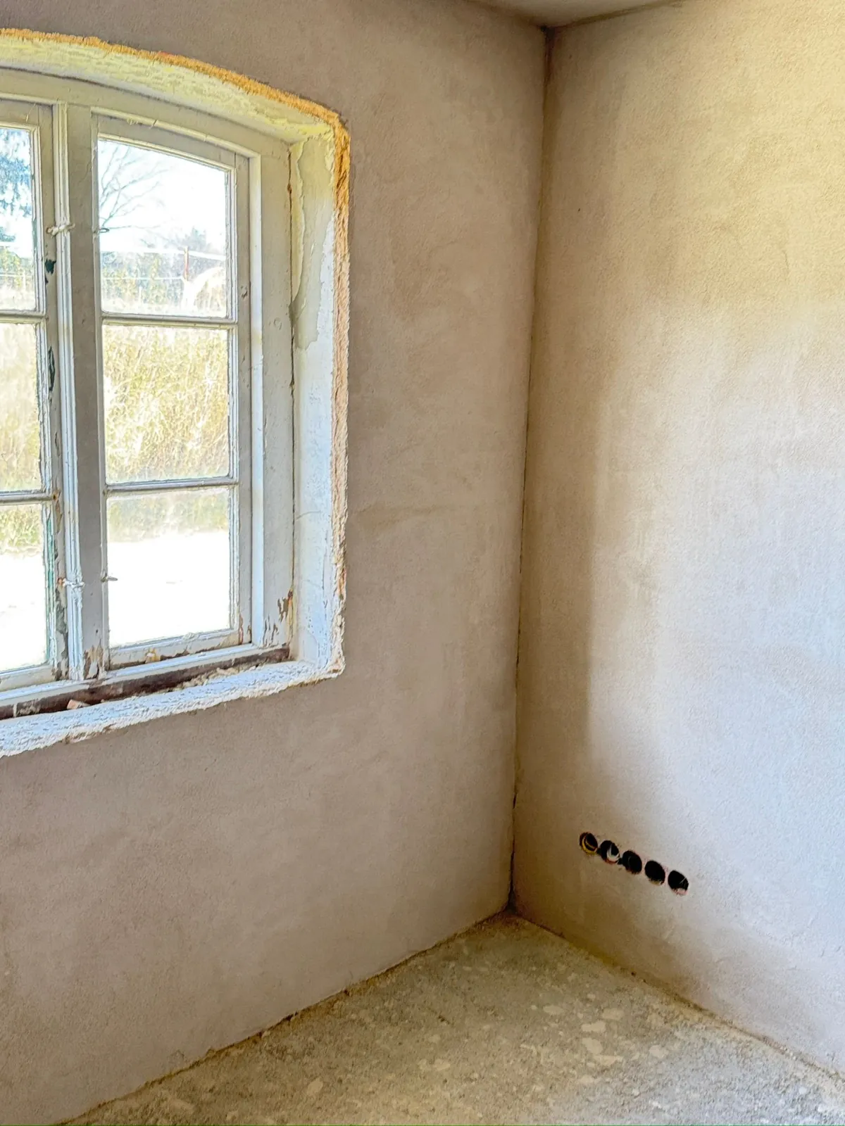 Respira hemp drywall with natural plaster finish at an interior corner