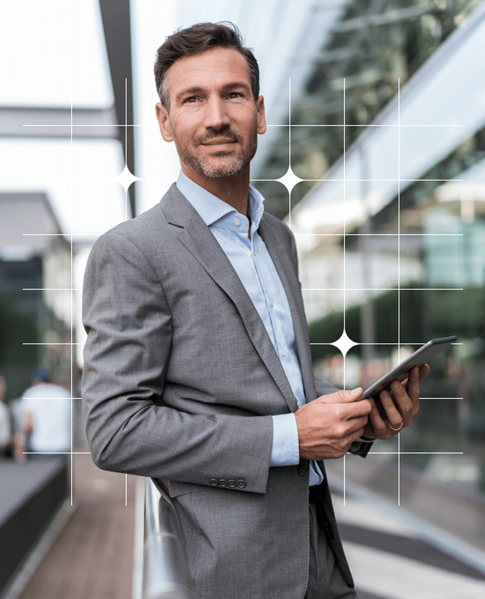 Mulher jovem segurando papéis e sorrindo, com um vestido azul