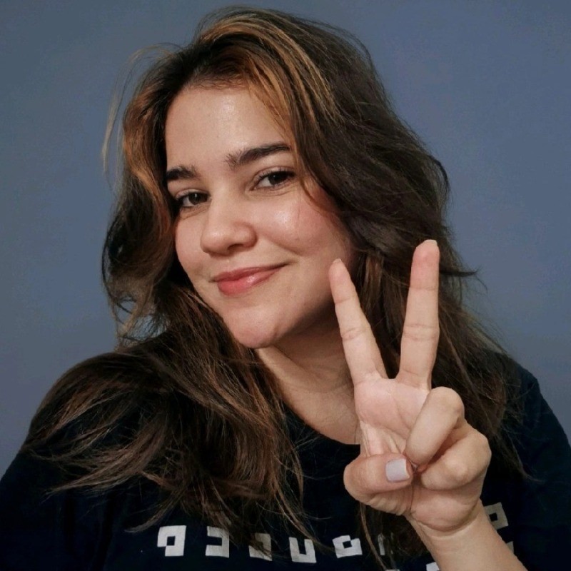 Foto de Clark Silva de perfil, com os olhos fechados. Ele tem óculos redondos, pele clara e cabelos escuros