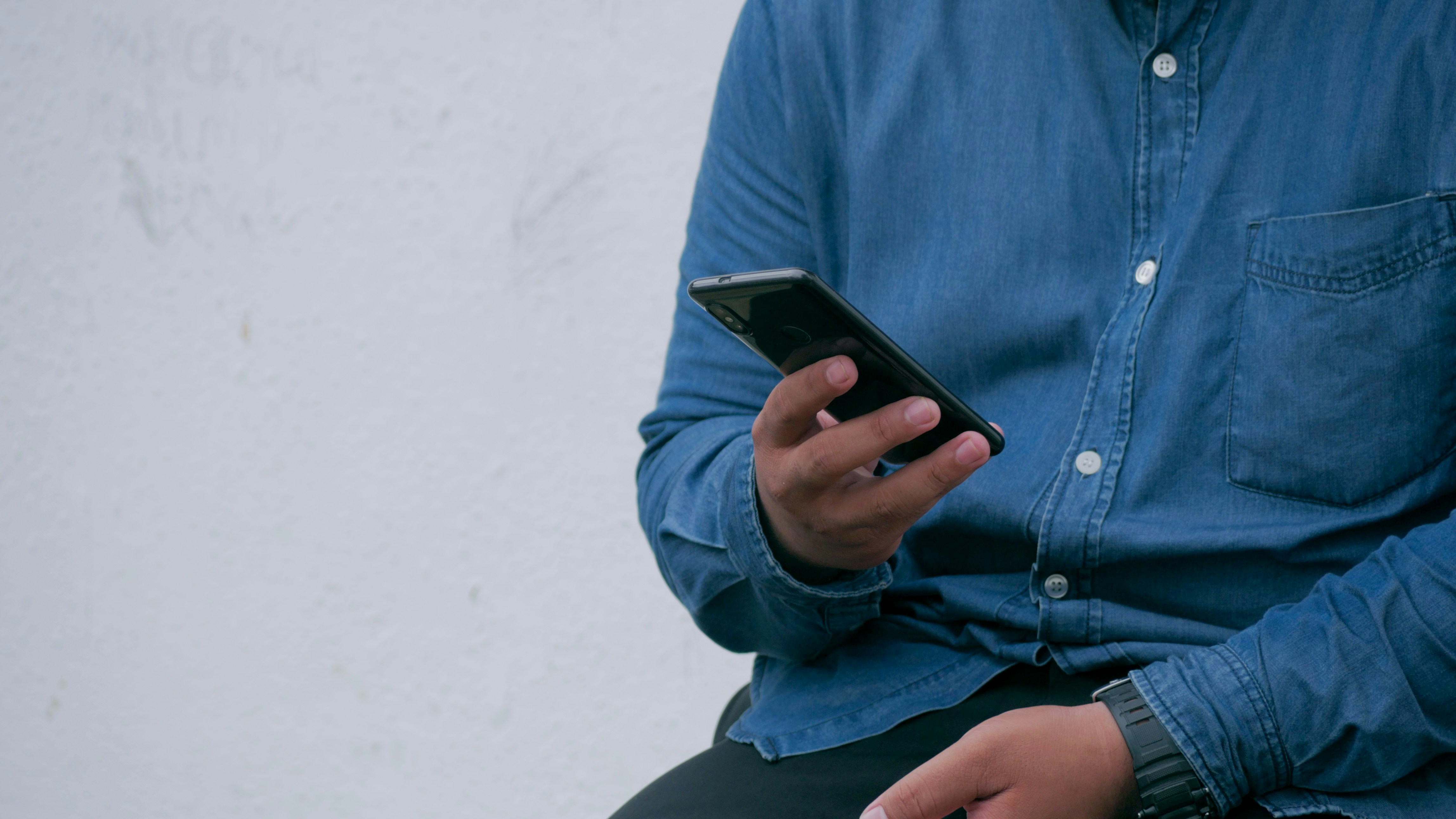 man on mobile using gmail filter subject contains words