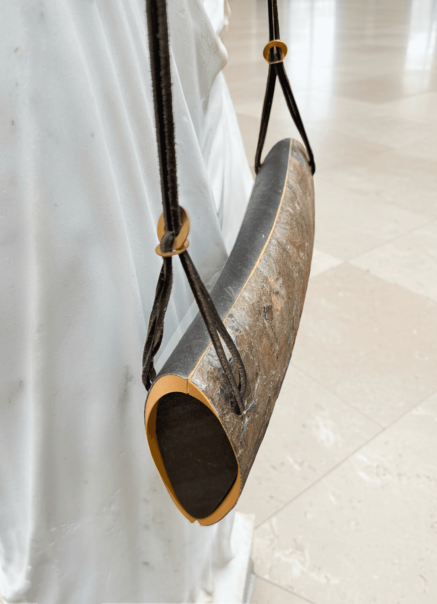 Detailansicht Handtasche Pyroklast, getragen